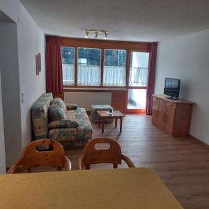 Televízia a/alebo spoločenská miestnosť v ubytovaní Holiday Appartements