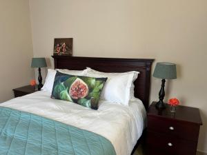 En eller flere senge i et værelse på Ekuphumuleni Village