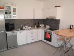 Kuchyňa alebo kuchynka v ubytovaní Apartments Sandro