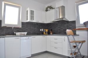 Kuchyňa alebo kuchynka v ubytovaní Apartments Sandro