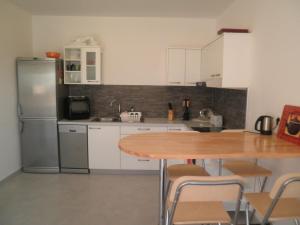 Kuchyňa alebo kuchynka v ubytovaní Apartments Sandro