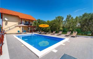 Bazén v ubytování Five-Bedroom Holiday Home In Suhovare nebo v jeho okolí