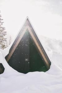un edificio cubierto de nieve en TRIFORÊT alpin resort, en Hinterstoder