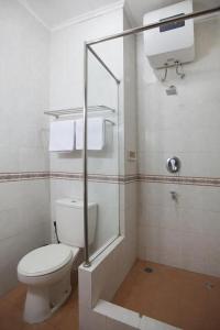 Phòng tắm tại MMUGM Hotel