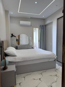 Postel nebo postele na pokoji v ubytování Sea Light Apartment