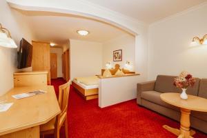 TV a/nebo společenská místnost v ubytování Hotel Lammwirt
