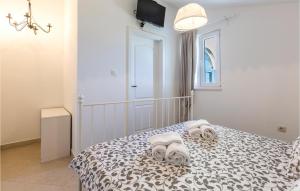 Postel nebo postele na pokoji v ubytování Four-Bedroom Holiday Home In Kastel Novi