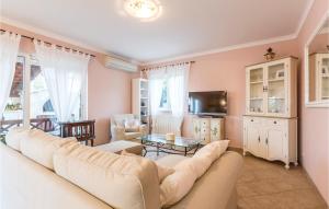 Posedenie v ubytovaní Four-Bedroom Holiday Home In Kastel Novi