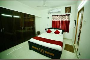 Postel nebo postele na pokoji v ubytování Tirupati SVP Homestay, luxury AC 2BHK flats, free Wifi ,TV, Kitchen, near to Alipiri Fly over & Highway,free AC Cab pickup from Tirupati railway station, Airport