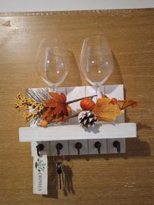 deux verres à vin sur une table recouverte de feuilles d'automne dans l'établissement Piccola Pietra, à Martina Franca