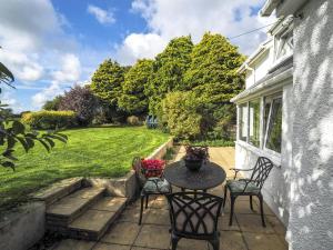 Zahrada ubytování Llantood Farm Cottage, Cardigan