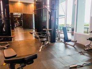 Fitness centrum a/nebo fitness zařízení v ubytování New Homey 2BR Brooklyn Alam Sutera Apartment By Travelio