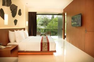 una camera da letto con un letto e un balcone di SanGria Resort And Spa a Lembang