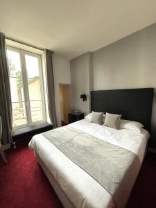 Postel nebo postele na pokoji v ubytování Logis Hôtel Saint Martin