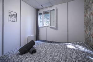 une chambre avec un lit avec une couette et une fenêtre dans l'établissement Appartement avec terrasse, à La Garde