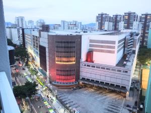 Pemandangan umum bagi São Paulo atau pemandangan bandar yang diambil dari apartmen