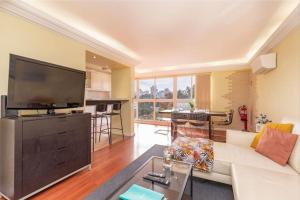 sala de estar con sofá blanco y TV grande en GuestReady - Quiet Retreat in Cascais, en Cascais 28 fotos más