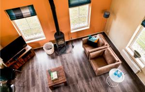 an overhead view of a living room with a couch and a fireplace at Nice Home In Vlagtwedde With Wifi in Vlagtwedde