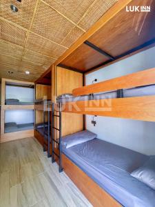 Postel nebo postele na pokoji v ubytování LUK Inn Hotel - An Thượng, Đà Nẵng