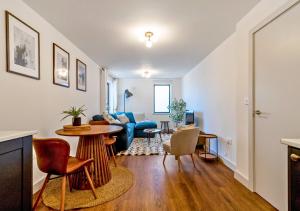 una sala de estar con un sofá y una mesa en Central 1BD with Free Underground Parking!, en Cheltenham