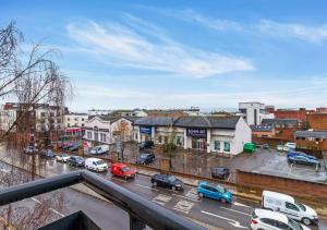 Una vista de una ciudad con coches aparcados en una calle. en Central 1BD with Free Underground Parking!, en Cheltenham