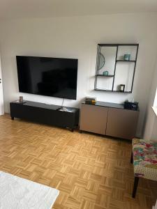 salon z dużym płaskim telewizorem na ścianie w obiekcie Vaste appartement avec parking gratuit, borne dispo et espace de travail w mieście Illkirch-Graffenstaden