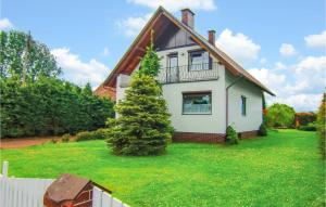 ein Haus mit einem Weihnachtsbaum im Hof in der Unterkunft Amazing Home In Kolczewo With Sauna in Kołczewo
