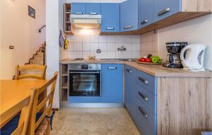 Kuchyň nebo kuchyňský kout v ubytování Two-Bedroom Apartment In Medulin