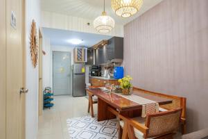 Una cocina o cocineta en 2-Bedroom Condo QC Grass Residences SM North EDSA
