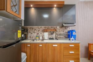 Una cocina o cocineta en 2-Bedroom Condo QC Grass Residences SM North EDSA