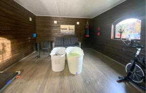 Palestra o centro fitness di Beautiful Home In Reftele With Wifi