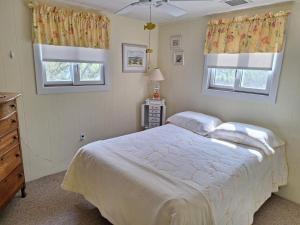 Katil atau katil-katil dalam bilik di Nice Home In Barnegat Light With 5 Bedrooms And Wifi