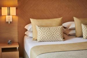 Postel nebo postele na pokoji v ubytování GranSerena Hotel