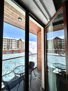 Bazén v ubytování New Gudauri Voyage Apartments BY GONDOLA nebo v jeho okolí