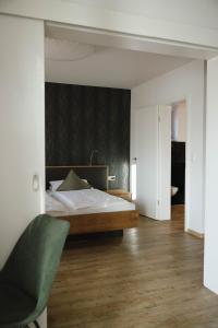 Postel nebo postele na pokoji v ubytování Feelfalt Hotel