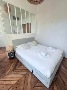 Ένα ή περισσότερα κρεβάτια σε δωμάτιο στο Le Dangeau Elégance et Modernité proche Château