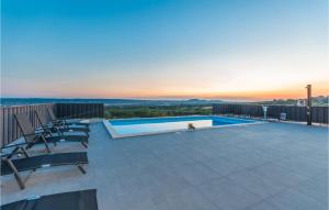 Πισίνα στο ή κοντά στο Cozy Home In Tinj With Wifi +33 φωτογραφίες