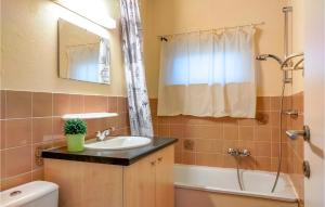 Bagno di 3 Bedroom Awesome Home In Oostduinkerke