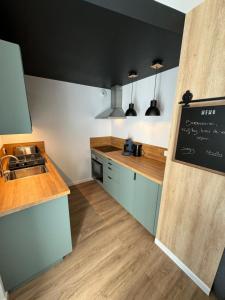 Kuchyň nebo kuchyňský kout v ubytování Studio cosy Bretagne sud + 2 fotografie