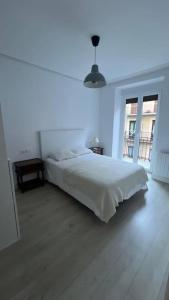 Ένα ή περισσότερα κρεβάτια σε δωμάτιο στο Bonito apartamento en el centro de San Sebastián