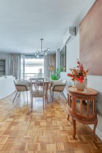 una sala da pranzo e un soggiorno con tavolo e sedie di Cervantes Luxury Apartment a Málaga