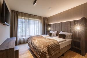 Postel nebo postele na pokoji v ubytování Montafon Suites Schruns by ALPS RESORTS