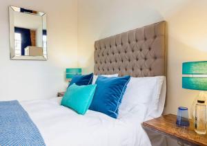 Giường trong phòng chung tại Bowen-Buscarlet (Large Suite) at Bicester Heritage