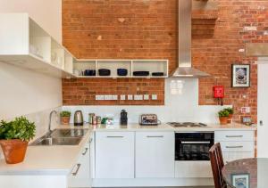 Nhà bếp/bếp nhỏ tại Bowen-Buscarlet (Large Suite) at Bicester Heritage +11 ảnh