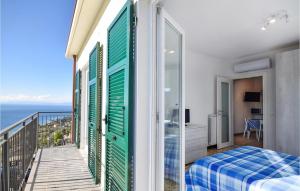 レッコにあるBeautiful Apartment In Recco With Wifiのベッドルーム1室(ベッド1台付)、海を望むバルコニーが備わります。