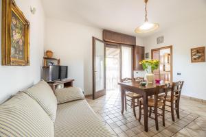 a living room with a couch and a table at Villetta Camelia in Marina di Mancaversa