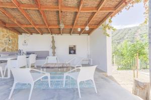 イスナハルにあるCasa Olivoのダイニングルーム(白い椅子、テーブル付)