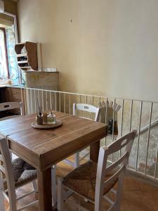 a wooden table and chairs in a room at B&B Casa CamiLory in San Lucido