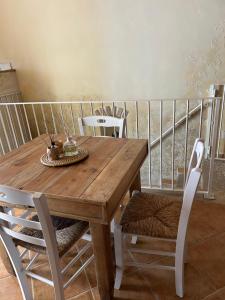 a wooden table with two chairs and a table and a table and chairs at B&B Casa CamiLory in San Lucido