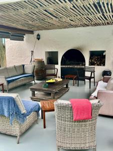 KirkwoodBroadlands Country House的带沙发和桌子的客厅